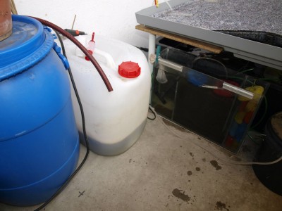 na místě modrého barelu bude kýbl a na něm hydroponický květináč (bude jím protékat voda) a v něm meloun